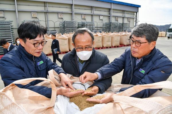 NSP통신-박남서 영주시장 매입 현장 찾아 농업인·관계자 격려, 매입품종 일품·삼광, 품종검정 위반 시 5년간 수매대상 제외 (사진 = 영주시)