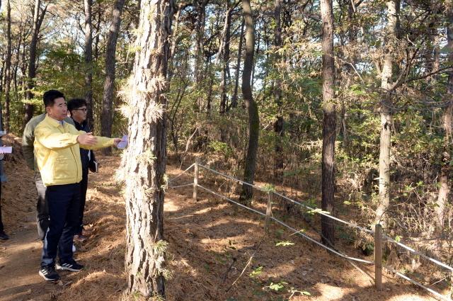 NSP통신-10일 성길용 오산시의회 의장이 갑골산 등산로를 점검하고 있다. (사진 = 오산시의회)