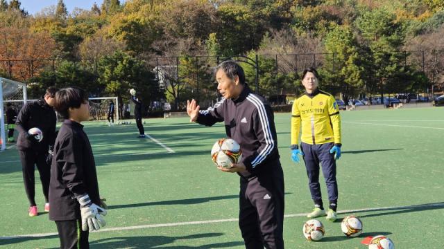 NSP통신-2023 월드컵재단 골키퍼 클리닉 진행 모습. (사진 = 수원월드컵경기장관리재단)