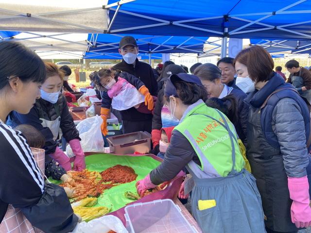 NSP통신-제3회 시흥시 로컬푸드 김장축제 모습. (= 시흥시)