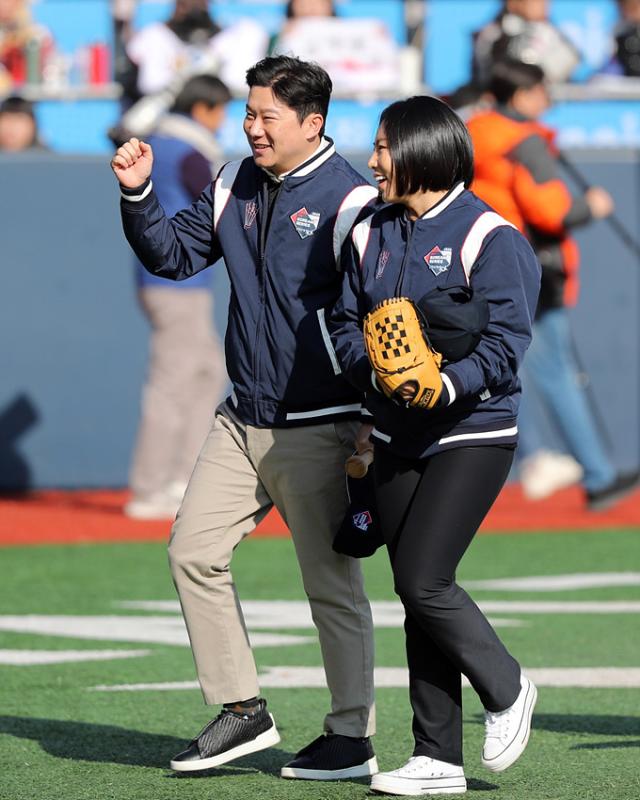 NSP통신-진종오·이상화 위원장이 한국시리즈 4차전 시구·시타에 나서고 있는 모습. (사진 = 강원2024조직위원회)