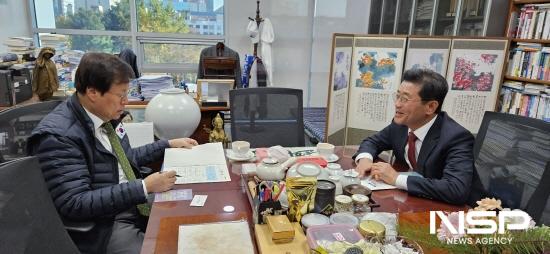 NSP통신-정인화 광양시장 도종환 예산소위 위원에게 광양시 현안 사업 설명 (사진 = 광양시청)