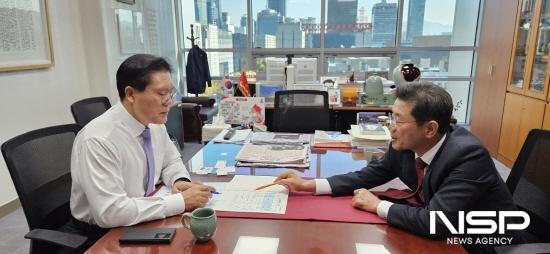 NSP통신-정인화 광양시장 송석준 예산소위 위원에게 광양시 현안 사업 설명 (사진 = 광양시청)