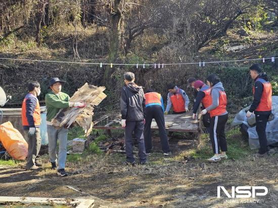 NSP통신-적재된 쓰레기 치우고 정리정돈 (사진 = 광양시청)