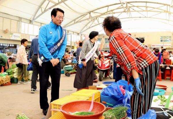 NSP통신-강진원 군수가 전통시장을 방문해 상인들과 대화를 나누고 있다. (사진 = 강진군)