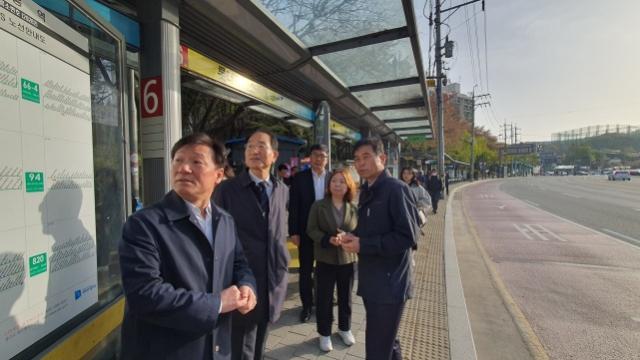 -김민기 국회의원 남종섭 도의원 전자영 도의원과 함께 대도시광역교통위원회대광위 위원장이 출근시간에 현장을 방문했다 사진 의원실