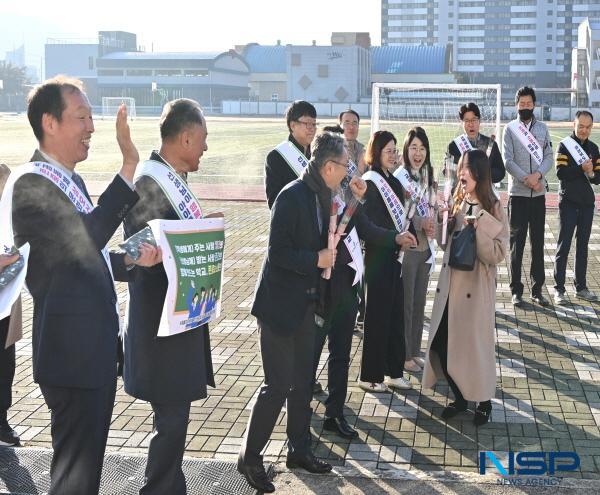 NSP통신-경상북도교육청은 지난 9일 안동송현초등학교에서 임종식 경북교육감의 등굣길 선생님 깜짝 응원을 시작으로 공교육 신뢰 회복과 교원 사기 진작을 위한 함께 학교 캠페인을 계속해 이어가고 있다. (사진 = 경상북도교육청)