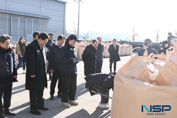 NSP통신-주낙영 경주시장이 14일 오전 불국동DSC에서 진행된 공공비축미곡 매입 현장을 방문해 출하 농가와 관계자들을 격려했다. (사진 = 경주시)