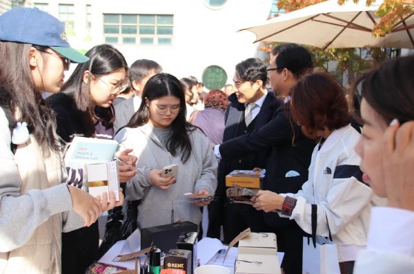 NSP통신-대구과학대학교 노벨광장에서 지난 9일 열린 2023 비채나눔터 자선바자회에서 교직원들이 바자회 물품을 구입하고 있다. (사진 = 대구과학대학교)