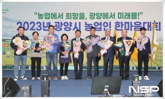 NSP통신-우수농업인 시장 표창후 기념 찰영 (사진 = 광양시청)