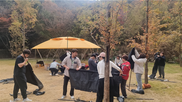 NSP통신-국립중앙청소년디딤센터 입교생들이 가을 캠핑서 텐트를 정리하고 있다. (사진 = 국립중앙청소년디딤센터)