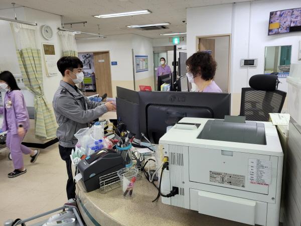 NSP통신-포항북부경찰서는 아동학대 예방의 날을 맞아 관내 청소년상담복지센터 학부모 40명, 장량동 통장협의회 통장 80명, 관내 아동안전지킴이집 50개소, 선린애육원, 포항좋은선린병원 등을 방문하여 찾아가는 아동학대 예방 교육을 실시했다. (사진 = 포항북부경찰서)