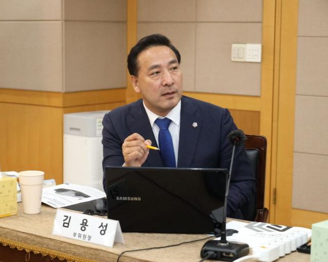 NSP통신-행정사무감사에서 3기 신도시 문제에 대해 질의하고 있는 김용성 경기도의원. (사진 = 경기도의회)