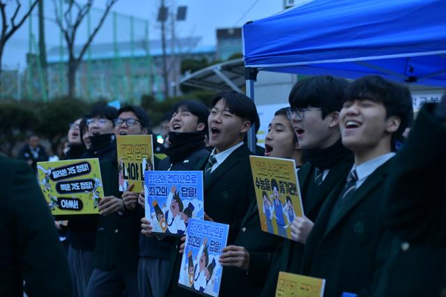 NSP통신-재학생들의 응원 모습. (사진 = 속초시)