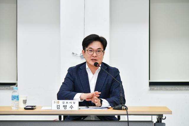 NSP통신-15일 설명회에서 김병수 김포시장이 김포시 주요 현안에 대해 설명하고 시민 의견을 청취하고 있는 모습. (사진 = 김포시)