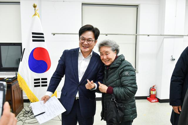 NSP통신-김병수 시장과 한 시민이 설명회가 끝난 뒤 함께 사진을 찍고 있는 모습. (사진 = 김포시)