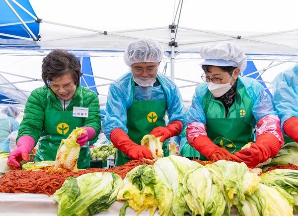 NSP통신-사랑의 김장 나눔 행사에서 새마을부녀회원들과 함께 배추를 버무리고 있는 진교훈 강서구청장(가운데) (사진 = 강서구)