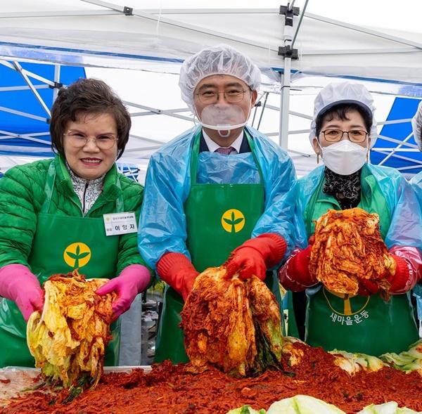 NSP통신-사랑의 김장 나눔 행사에서 새마을부녀회원들과 함께 배추를 버무리고 있는 진교훈 강서구청장(가운데) (사진 = 강서구)