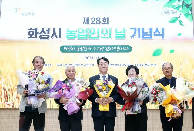 NSP통신-16일 화성시농업기술센터에서 열린 제28회 농업인의 날 기념식에서 정명근 시장(가운데)이 우수 농업인 수상자들과 표창 수여 기념촬영을 하고 있다. (사진 = 화성시)