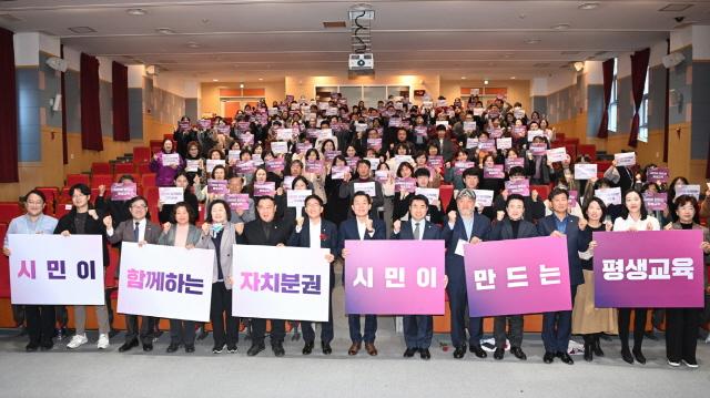 NSP통신-16일 이재준 수원시장(오른쪽 여덟번째부터), 김기정 수원시의회 의장, 이재식 부의장과 참석자들이 퍼포먼스를 하는 모습. (사진 = 수원시)