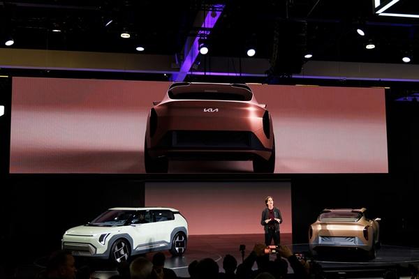 NSP통신-기아 미국 디자인센터 수석디자이너 탐 컨스(Tom Kearns)가 EV3와 EV4디자인을 소개하고 있다. (사진 = 기아)