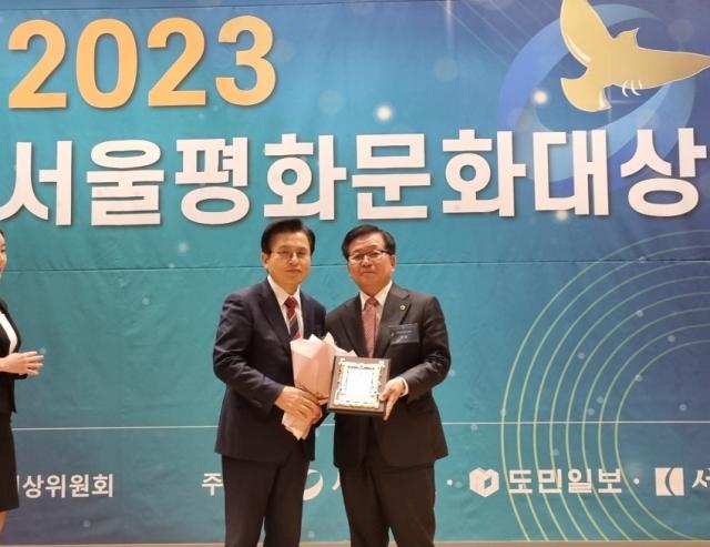 NSP통신-17일 국회의원회관 대강당에서 열린 2023 서울평화문화대상 시상식에서 광역의원 부문 의정대상에 선정된 허원 경기도의원이 수상 기념촬영을 하고 있다. (사진 = 허원 의원실)