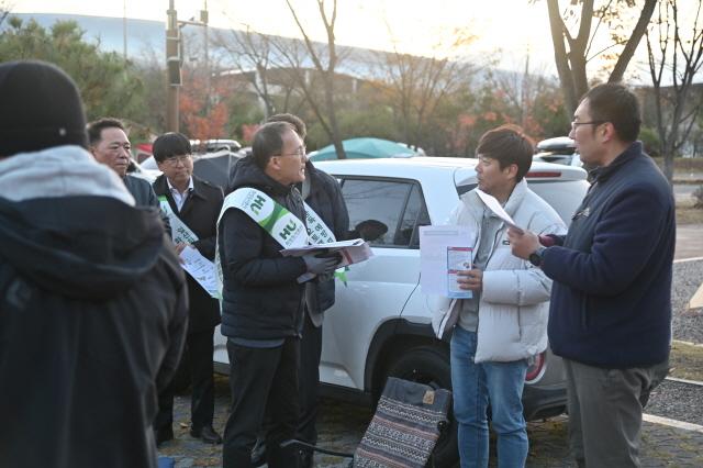 NSP통신-17일 김근영 화성도시공사 사장(오른쪽 세번째)이 캠페인을 펼치는 모습. (사진 = 화성도시공사)