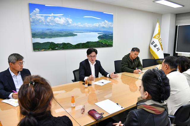 NSP통신-김병수 김포시장이 16일 김포시자율방범기동순찰연합대와 김포시어머니자율방범대를 만나 서울 편입에 대한 의견을 청취하고 있는 모습. (사진 = 김포시)