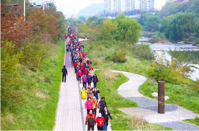 NSP통신-시민과 함께하는 행복 걷기대회에 참가해 안양천을 걷는 모습. (사진 = 안양시)