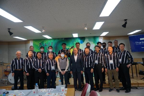 NSP통신-지난 18일 두란노아버지학교 포항지부는 포항성결교회에서 제54기 아버지학교 수료식을 가졌다. (사진 = 최병수 기자)