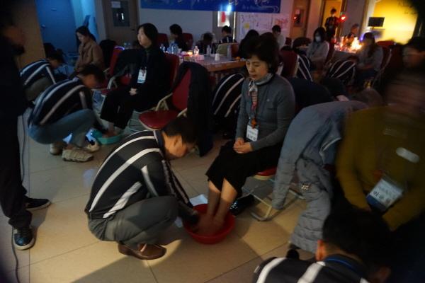 NSP통신-54기 아버지학교 수료생들이 섬김의 본을 실천하고 다짐하는 의미로 아내 또는 가족들에게 발을 씻어주는 세족식 모습