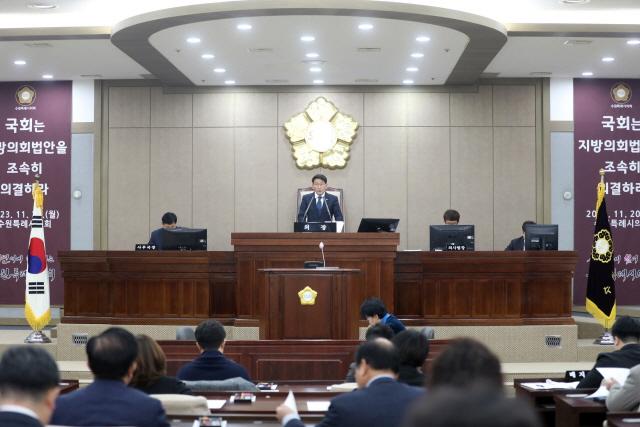 NSP통신-20일 제379회 제2차 정례회에서 김기정 수원시의회 의장이 발언을 하고 있다. (사진 = 수원시의회)