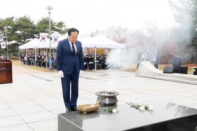 NSP통신-이권재 오산시장이 17일 제84회 순국선열의 날을 기념해 진행된 수청동 소재 현충탑 합동위령제에서 묵념 하는 모습. (사진 = 오산시)