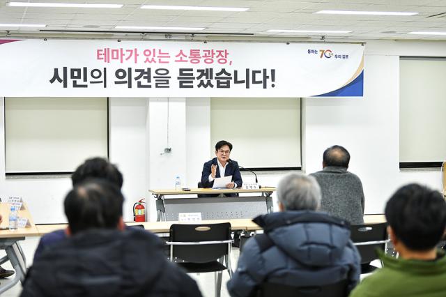 NSP통신-김병수 김포시장이 시민들의 질의에 상세히 답변하고 있는 모습. (사진 = 김포시)