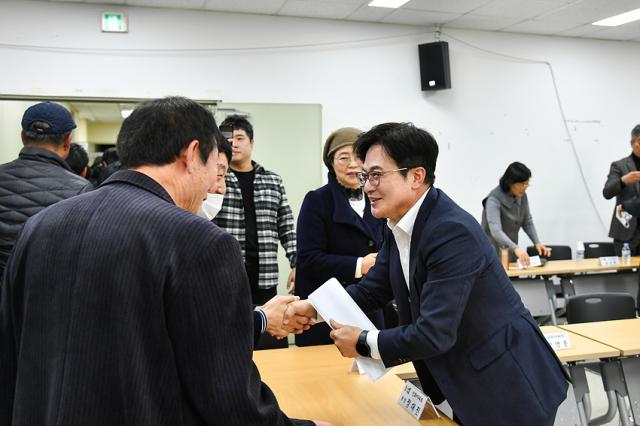 NSP통신-시민들과 만나 반갑게 인사하는 김병수 시장 모습. (사진 = 김포시)