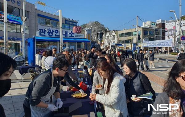 NSP통신-이순신광장에서 열린 여수돌산갓을 활용한 디저트상품 홍보·시식회에 많은 시민과 관광객이 참여하고 있다. (사진 = 여수시)
