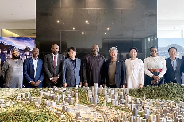 NSP통신-대우건설 정원주 회장(가운데 오른쪽)이 나이지리아 Centenary City 신도시 전시장을 방문했다.