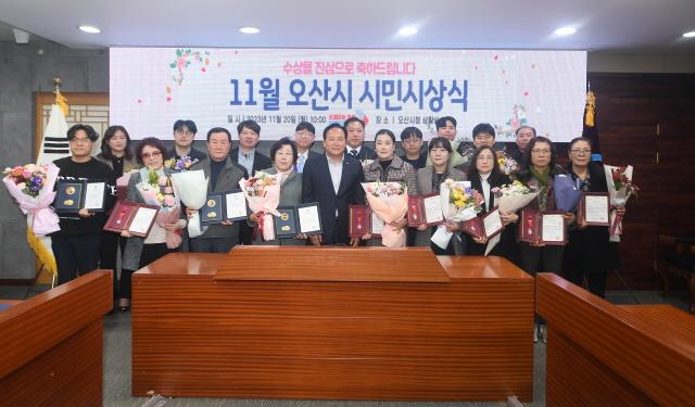 NSP통신-20일 이권재 오산시장(가운데)와 수상자들이 기념촬영을 하는 모습. (사진 = 오산시)