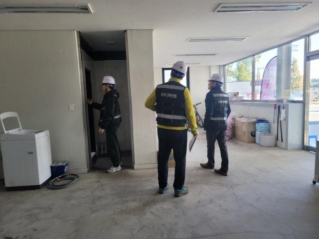 NSP통신-관계자들이 소규모 노후건축물 안전점검을 하는 모습. (사진 = 오산시)
