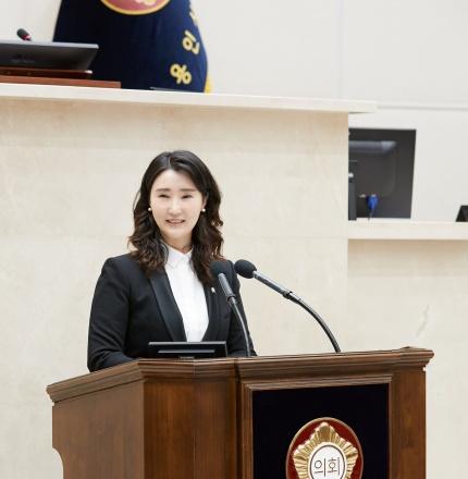 NSP통신-시정질문하는 박은선 용인시의원. (사진 = 용인특례시의회)