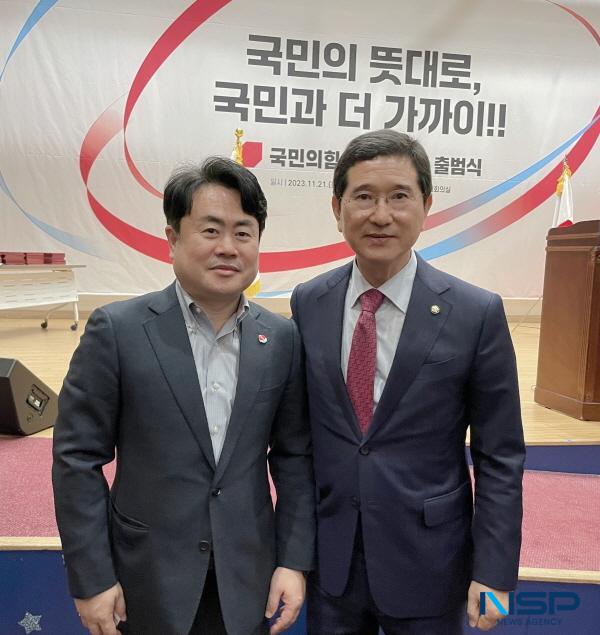 NSP통신-내년 포항북 총선에 출마를 준비하고 있는 이부형 위덕대 부총장은 21일 국회의원회관 대회의실에서 열린 국민의힘 중앙위원회에서 부위원장에 위촉됐다. 좌로부터 이부형 부총장, 김학용 중앙위원회 의장 (사진 = 이부형 위덕대부총장)