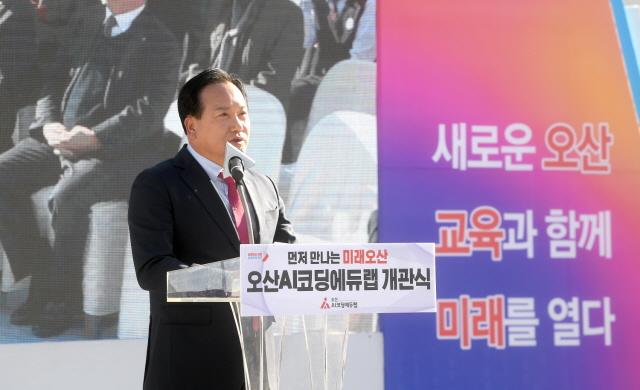 NSP통신-21일 이권재 오산시장이 창의적 미래인재 육성 비전 선포식에서 축사를 하고 있다. (사진 = 오산시)