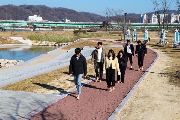 NSP통신-안동시 걷기 좋은 길 맨발로 150m 시범 조성, 국내외 열풍 맨발族 발길 이끌 며시민 건강증진 기대 내년에는 낙동강 양안에 5.3km 본격 조성 계획 (사진 = 안동시)