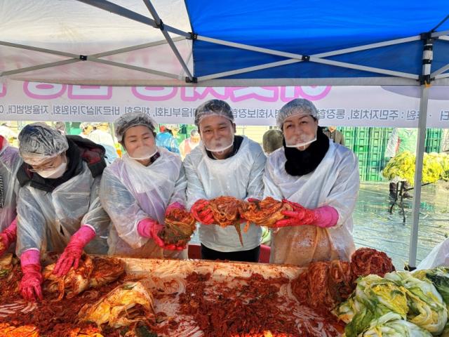 NSP통신-김석훈 당협위원장이 안산시 본오2동 이웃사랑 김장김치 나눔 행사에 참여해 기념촬영을 하고 있다. (사진 = 김석훈 국힘 안산상록갑 당협위원장실)