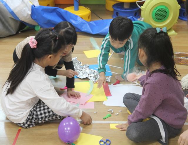 NSP통신-유아동예술교육가 시연프로그램에 참여한 어린이들 모습. (사진 = 수원문화재단)