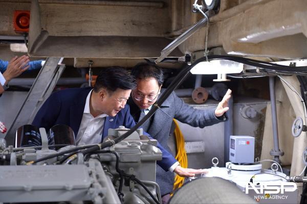 NSP통신-정기명 시장이 실시간 해수 방사능 측정시스템을 둘러보고 시운전을 참관했다. (사진 = 여수시)