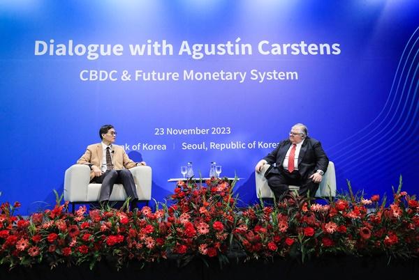 NSP통신-이창용 한국은행 총재와 Agustin Carstens 국제결제은행(BIS) 사무총장이 23일 오전 서울 중구 한국은행에서 CBDC와 미래 통화 시스템을 주제로 대담하고 있다. (사진 = 한은)