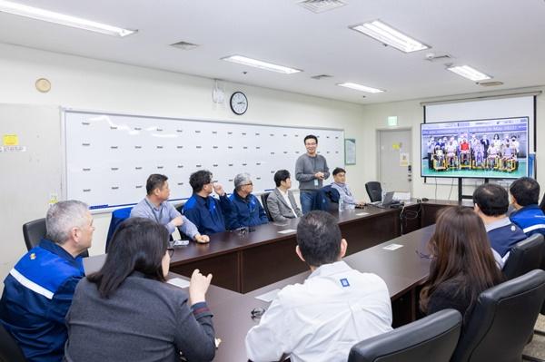 NSP통신-인천 부평 본사에서 개최된 품질 현장 투어에 참석한 임직원들의 모습.