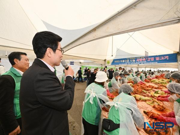 NSP통신-영덕군 새마을회가 주최하고 영덕군 새마을부녀회가 주관한 2023 사랑의 김장 나누기 행사가 새마을회원, 가족지원센터, 주민 등 200여 명이 참여한 가운데 지난 23일 영덕군민운동장 주차장에서 개최됐다. (사진 = 영덕군)