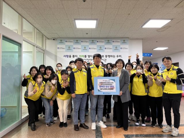 NSP통신-24일 한국도로공사서비스 수도권서부영업센터 직원들이 수원시장애인종합복지관을 찾아 행복한 밥상 무료 중식 행사를 후원하고 급식 봉사 활동을 전개했다. (사진 = 수원시장애인종합복지관)